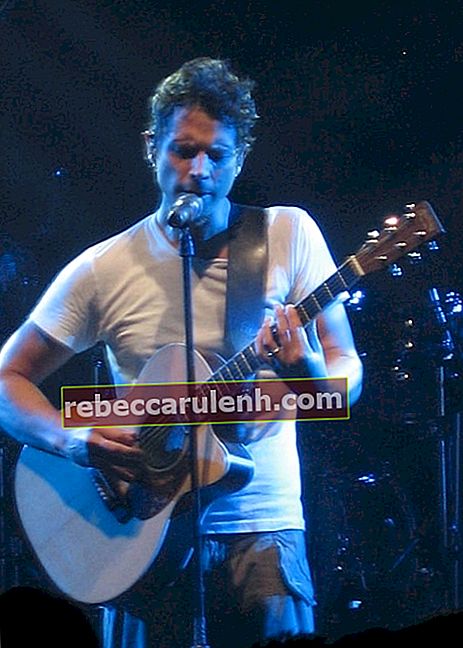 Крис Корнел на снимката по време на изпълнение с Audioslave на джаз фестивала в Монтрьо 2005