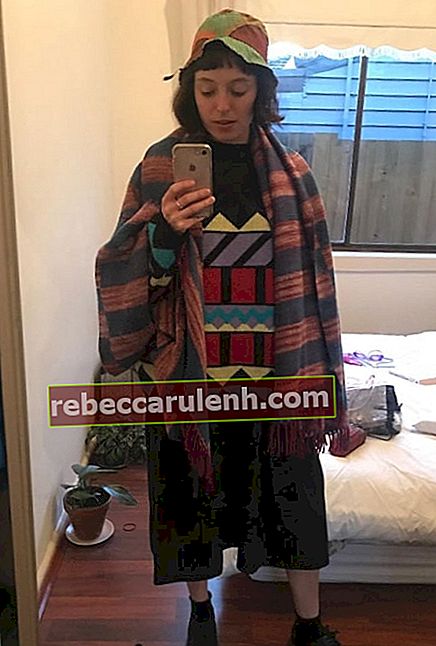 Stella Donnelly prenant un selfie miroir en septembre 2019