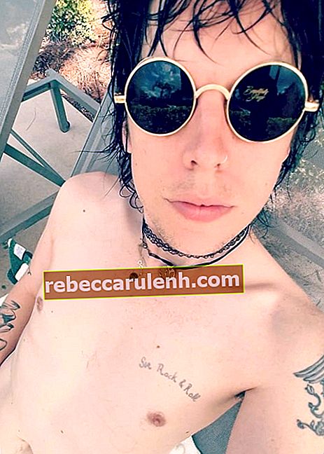 Luke Spiller dans un selfie torse nu au Hilton Orlando en octobre 2018