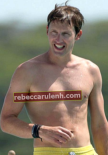 James Blunt torse nu sur le bateau à Ibiza en juillet 2012