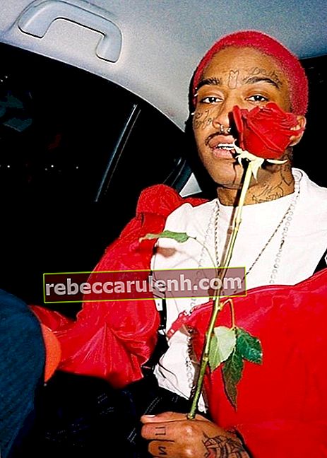 Lil Tracy vue en tenant une rose sur une photo prise en janvier 2019