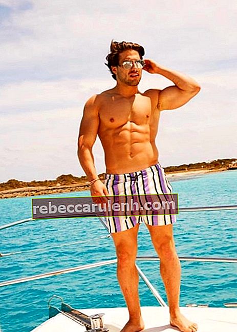 Kem Cetinay come si vede in una foto a torso nudo scattata su una barca a Ibiza nel maggio 2019