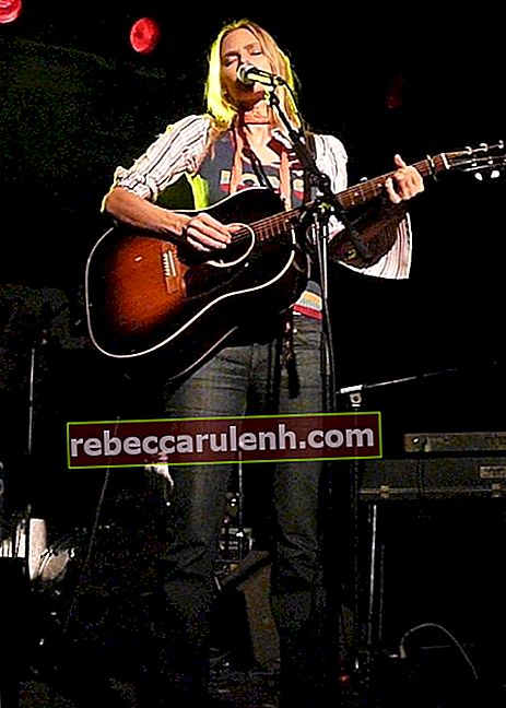 Aimee Mann sur scène comme vu en octobre 2008