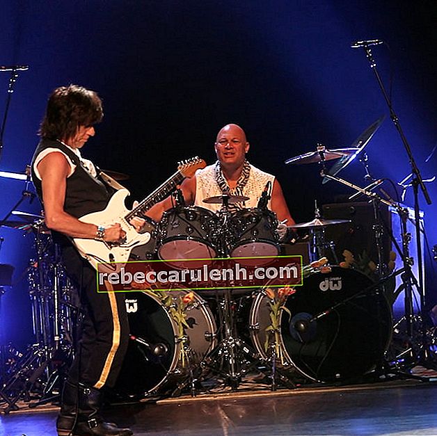 Jeff Beck e Narada Michael Walden si esibiscono nel maggio 2011