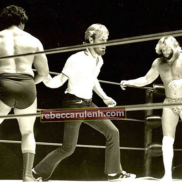 Randy Savage (a destra) di fronte all'ex wrestler Roberto Soto in una partita che si è tenuta a Macon, GA