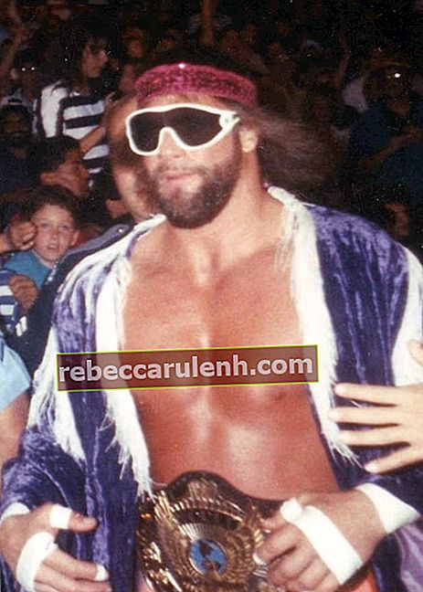 Il wrestler professionista Randy 'Macho Man' Savage, che indossa il WWF Championship e corre sul ring?