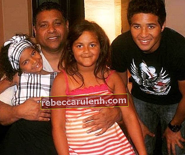 Stevie B vu en posant pour la caméra avec sa famille en juin 2019