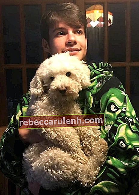 Rex Orange County avec son chien en mai 2018