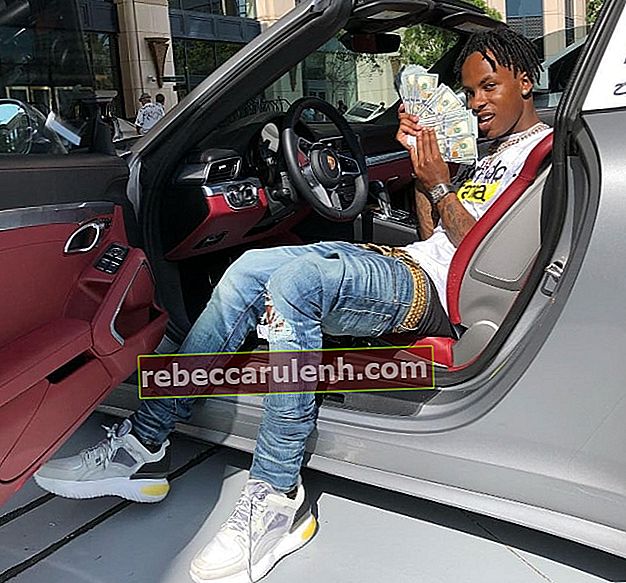 Rich the Kid exhibant ses richesses avec sa Porsche et son argent en août 2018
