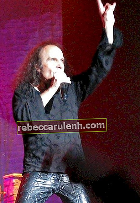 Ronnie James Dio comme on le voit en agitant `` signe des cornes '' au concert `` Heaven and Hell '' en novembre 2007