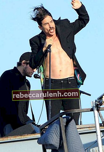Anthony Kiedis et Josh Klinghoffer (arrière-plan) lors d'un concert des Red Hot Chili Peppers en juillet 2011