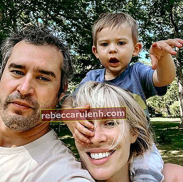 Natasha posa per un selfie con il marito Matthew Robinson e il figlio Solomon Dylan nel luglio 2019