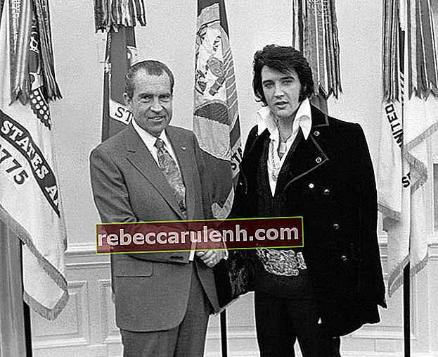Елвис Пресли по време на среща с 37-ия президент на САЩ Ричард Никсън през 1970 г.