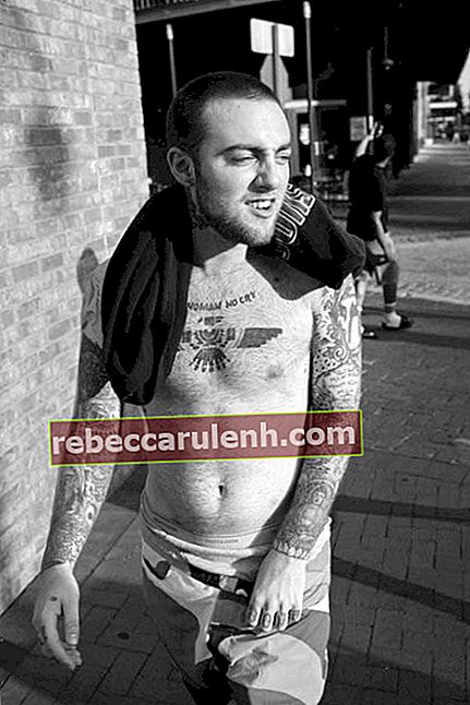 Mac Miller torse nu montre sa collection de tatouages ​​corporels lors d'une séance photo en 2014