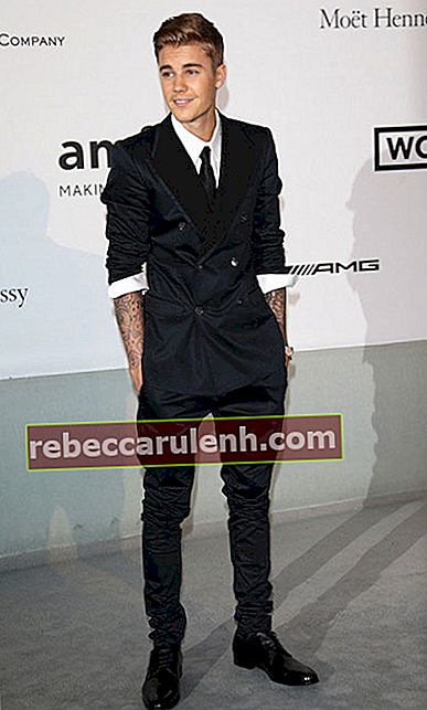 Justin Bieber retrousse les manches sur le costume Dolce & Gabbana.