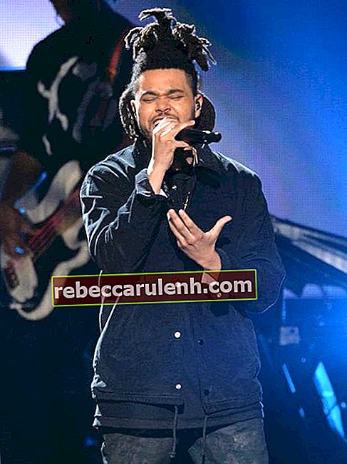 The Weeknd, който се представя на Американските музикални награди през 2014 г.