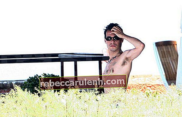 Марк Антъни без риза, докато е на почивка в Италия през 2009 г.