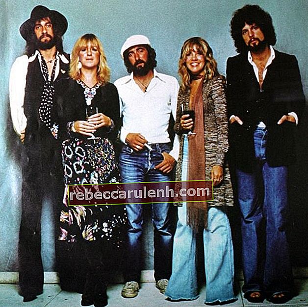 Stevie (2.vr) tritt mit Mitgliedern von Fleetwood Mac in der 1977 erschienenen Ausgabe des Billboard Magazins auf