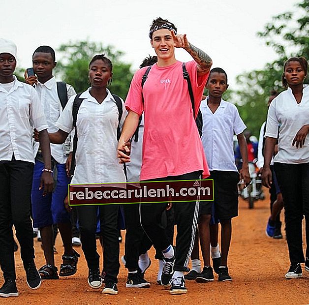 Сам Уилкинсън във Фрийтаун, Сиера Леоне през юли 2017 г.