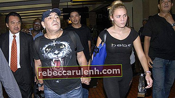Diego Maradona avec sa petite amie Rocio Oliva à l'aéroport de Buenos Aires en 2012