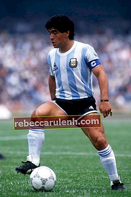 Диего Марадона контролира топката по време на приятелски мач за Аржентина през 1989 година