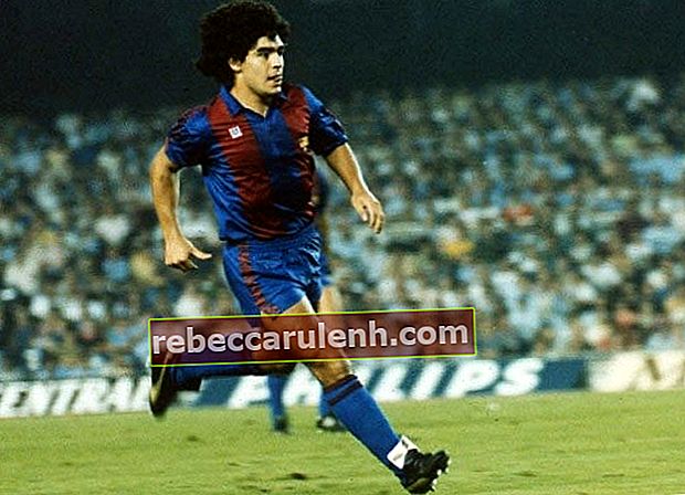 Младият Диего Марадона прави удар в мач от Ла Лига за Барселона през 1983 година