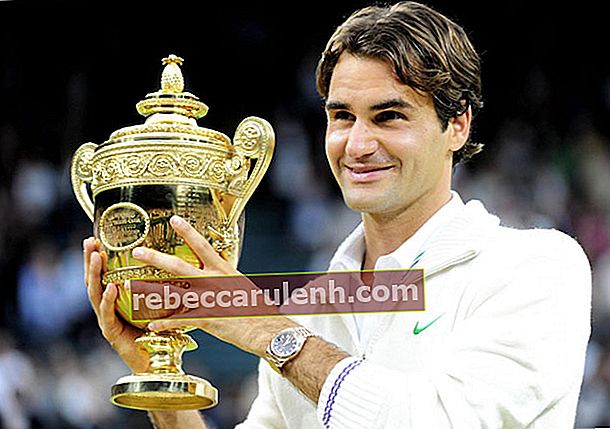 Roger Federer mit einer Trophäe.