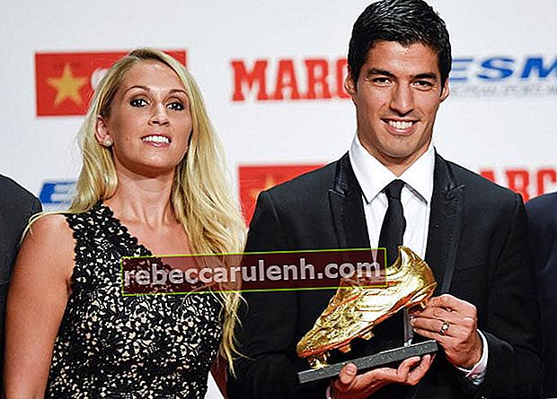 Luis Suarez tenant le trophée du Soulier d'Or du meilleur buteur européen avec sa chérie Sofia le 15 octobre 2014 à Barcelone, Espagne