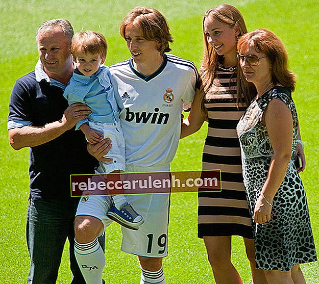 Лука Модрич държи сина си и позира със съпругата си Ваня Боснич и родителите му по време на представянето на Лука като нов играч на Реал Мадрид на Estadio Santiago Bernabeu на 27 август 2012 г. в Мадрид, Испания