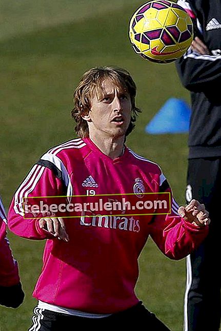 Luka Modric in azione durante una sessione di allenamento presso il campo di allenamento di Valdebebas il 20 febbraio 2015 a Madrid, Spagna