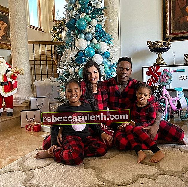 Аролдис Чапман със семейството си, както се вижда през декември 2019 г.