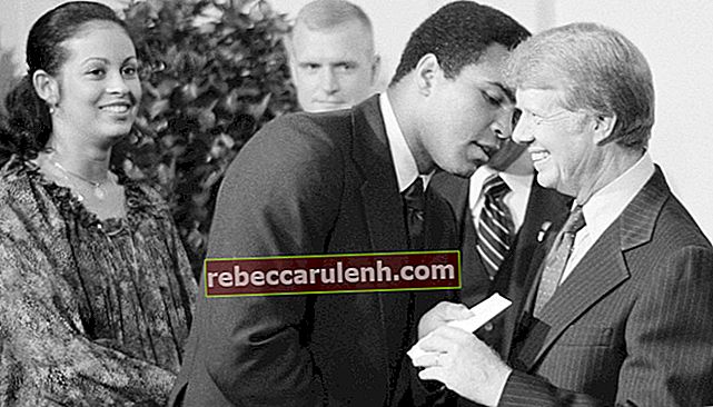 Мохамед Али, придружен от съпругата си Вероника Порше Али, обменя поздрави с президента Джими Картър, докато присъства на вечеря в Белия дом в чест на подписването на Договора за Панамския канал във Вашингтон