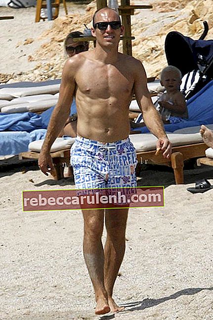 Ариен Робен се разхожда на плажа, докато показва страхотното си тяло