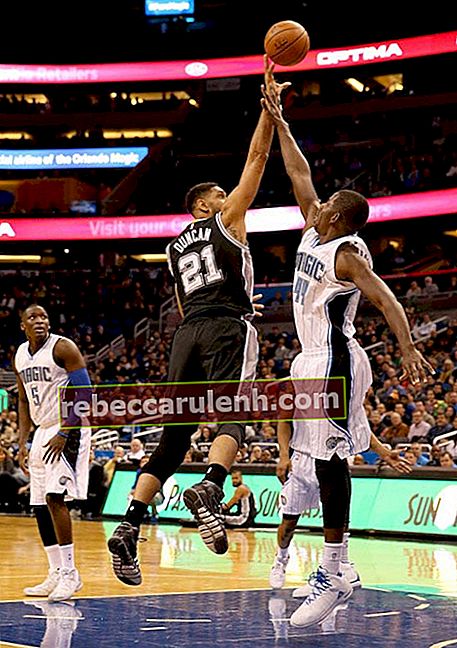 Tim Duncan in einem Layup-Versuch über Andrew Nicholson in einem Match von San Antonio Spurs und Orlando Magic am 10. Februar 2016