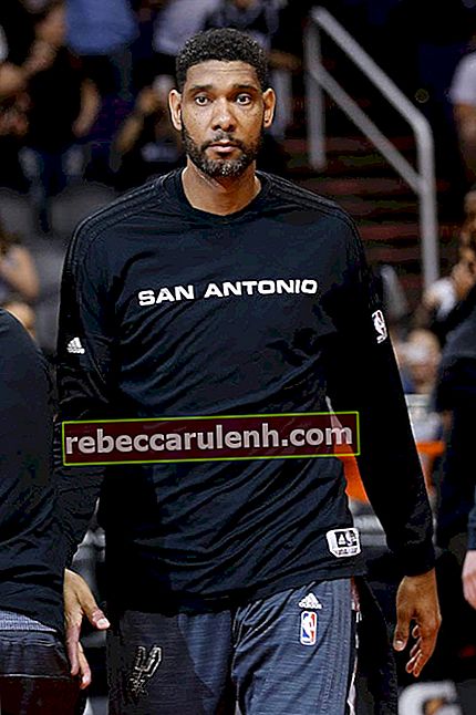 Tim Duncan prima di una partita tra San Antonio Spurs e Phoenix Suns il 21 febbraio 2016