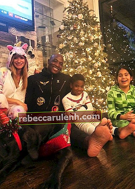 DeMarcus Ware widziany ze swoją dziewczyną Angelą Daniel i jego dziećmi na świątecznym zdjęciu w grudniu 2018 roku