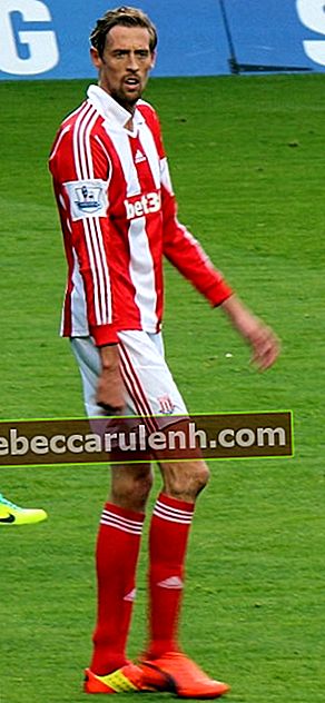 Peter Crouch podczas meczu w kwietniu 2014 roku