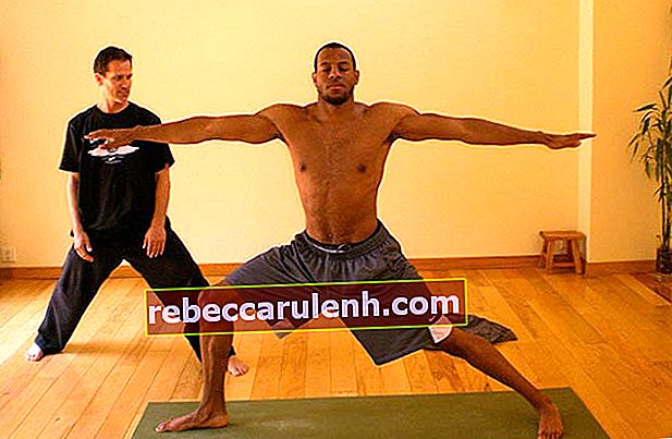 Andre Iguodala hemdloser Körper beim Üben von Yoga mit Kent Katich