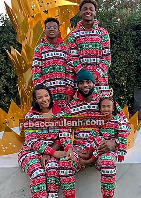 Леброн Джеймс младши със семейството си, както се вижда през декември 2018 г.