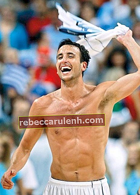 Ману Джинобили празднует титул летних Олимпийских игр 2004 года со своей национальной сборной Аргентины.