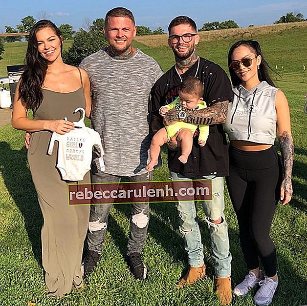 Cody Garbrandt hält sein Baby im August 2018 mit seiner Familie auf einem Bild