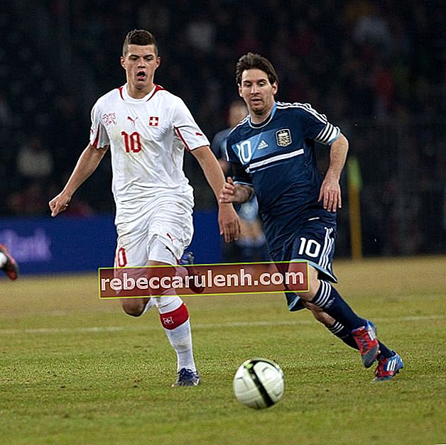 Granit Xhaka (a sinistra) insegue la palla insieme a Lionel Messi in una partita nel febbraio 2012