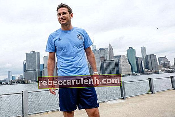 Фрэнк Лэмпард позирует перед камерой на его открытии в клубе MLS New York City FC