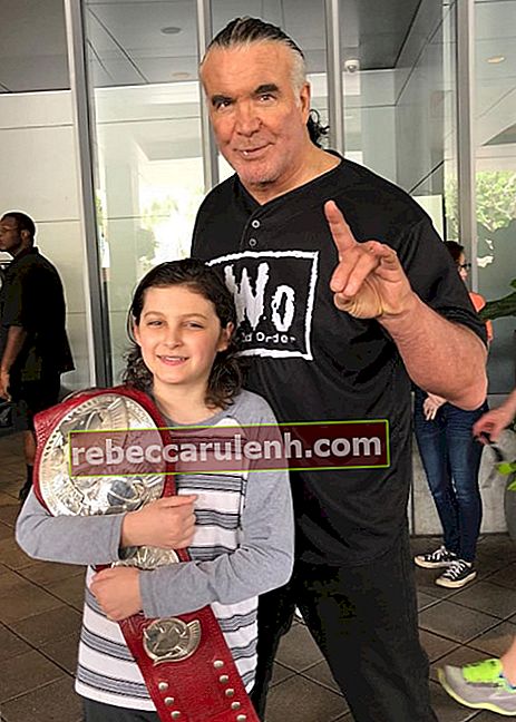 Scott Hall posiert mit einem jungen Fan im April 2018