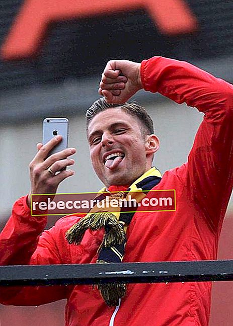 Оливие Жиру празнува по време на парада за Купата на Арсенал ФА през 2015 г.