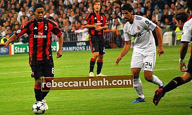 Ronaldinho (à gauche) et Sami Khedira lors du match du Real Madrid CF-AC Milan au cours de l'UEFA Champions League 2010-2011