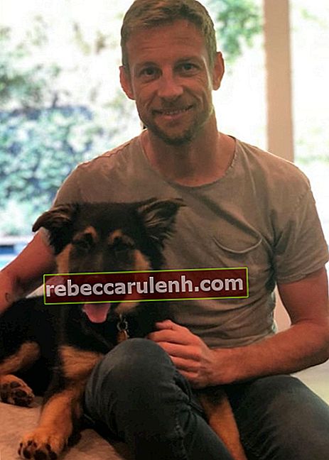 Jenson Button posiert mit seinem Hund, bevor er im April 2018 nach Japan aufbricht