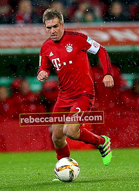 Philipp Lahm zagrywa piłkę podczas meczu pomiędzy Bayernem Monachium a FC Augsburgiem 14 lutego 2016 roku w Augsburgu w Niemczech