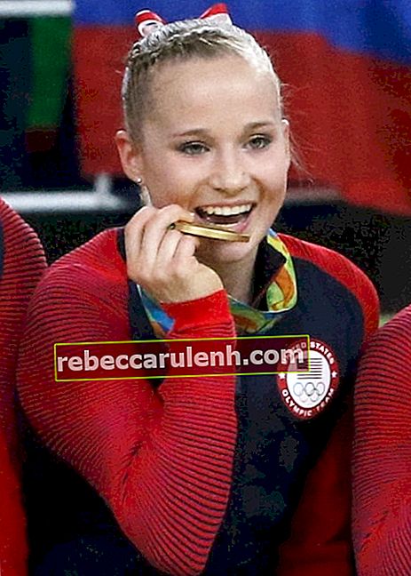 Медисън Кочиан, както се вижда на снимка, направена след получаване на златен медал на Олимпийските игри в Рио Де Жанейро през 2016 г.