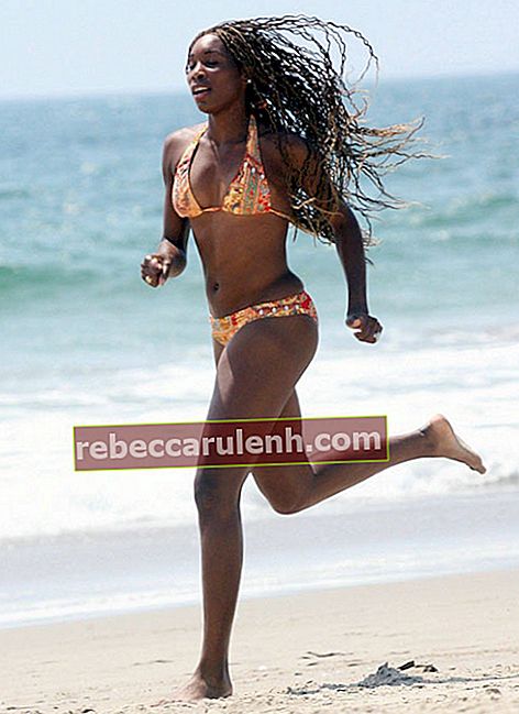 Venus Williams che corre sulla spiaggia